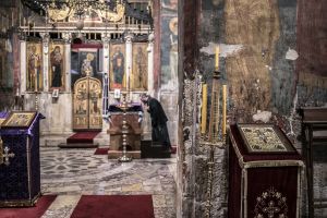 kosovo balkans stefano majno prizren serbian ortodox pope visoki decani.jpg